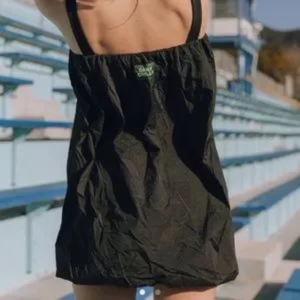 ISO DD Bubble Dress in small. Preferably black or white but open to other colors